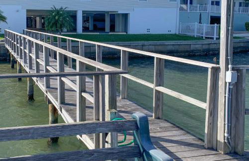 Large Balcony and Water Views Indian Shores Condo! - Foto 38