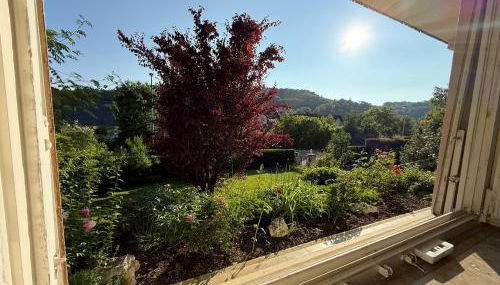 Lautertal Panorama-Suite - Kingsize-Bett & Badewanne & Dusche - Raucherbereich vor überdachten Terrasse - Rosengarten - Parkplätze 15m entfernt- Naturschutzgebiet vor Haustüre - sehr ruhige Gegend - Self-Checkin - 45qm2 - Foto 2, Garden, Garden view