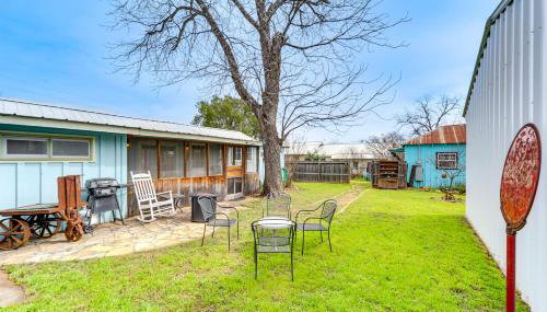 Fifties Diner-Style Llano Home with Shared Fire Pit - Foto 3