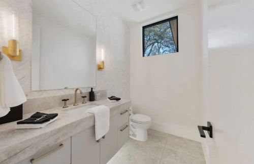 Barton Springs Luxe Heated Pool Spa Sleeps 16 - Photo 74