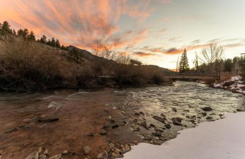 Cozy Riverfront Cabin with Fireplace & Deck - Foto 10