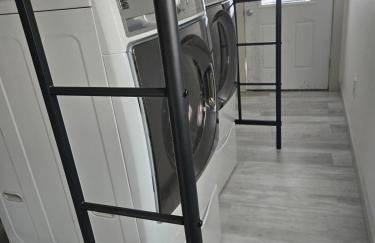 Modern B&W Coastal Retreat 2BR 2BA and Laundry - Foto 44