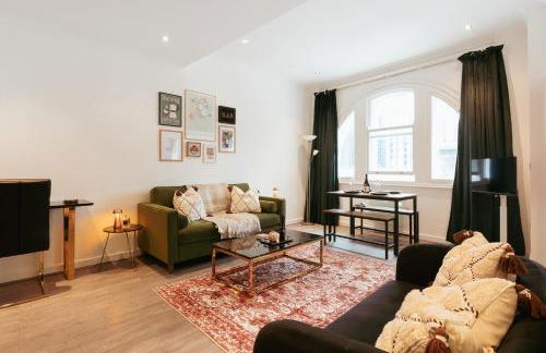 Central & Chic Flat-Sleeps 4-By FabAccommodation - Foto 1