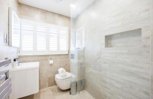 5 Bedroom House , Free Parking , Pool Table , Arcade Machine , Garden , Sleeps 9 , Offers , Ideal For Contractors , Families , Long Term Stays - Foto 47