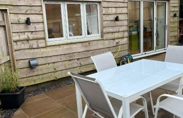 Honeysuckle Cottage -PART OF ALTON COTTAGES - Foto 18