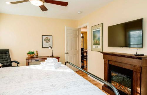 1 Mi to Dtwn Black Mountain Home with Patio and Yard - Foto 13