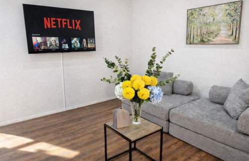 City Centre - Sleeps 6 - Bars, Parking & Netflix - Foto 7
