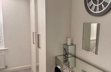 The Grand 4-Bed Ebbsfleet Home - Big Garden & Parking Space, Near Bluewater - Foto 23