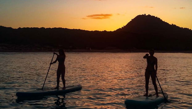 Paddle à Cala Rajada au coucher du soleil