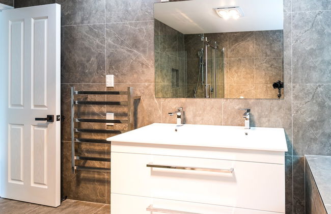 Brand New 5BR home with view of the sea - Photo 40