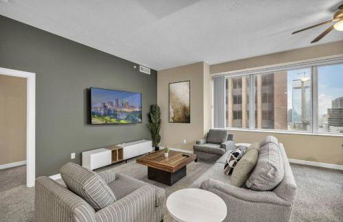 Luxury 13th Floor Condo: Downtown/ Parking 1 /Gym - Photo $