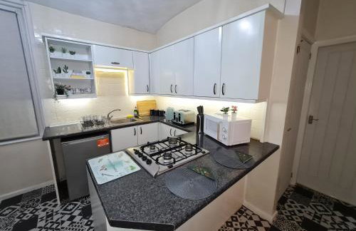 Large 3 Bed Flat, Free Parking-by Holiday Homes - Foto 3