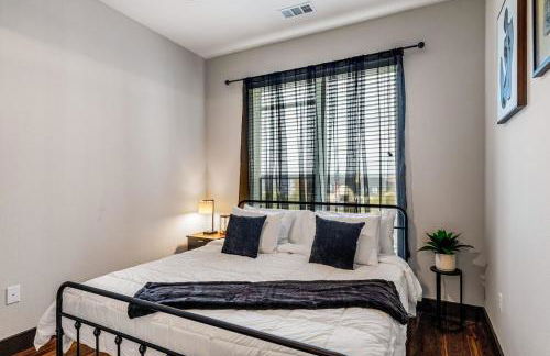 12 Min to Downtown with Pool, Balcony and Free Parking - Foto 29