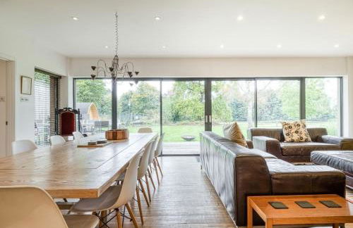 Stunning 6 Bedroom with Swimming Pool & Sauna! - Foto 59