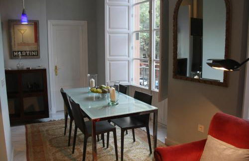 Elegant 2 Bedroom Apartment in Historic 1882 Building Central Sevilla Private Parking & Country Club Access - Foto 16