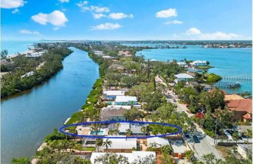 Blue Lagoon Hideaway 3BR Coastal Chic Retreat - Photo 76