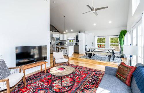 Loft Cabin w, Hot Tub, Fire Pit, Huge Deck & WiFi! - Foto 9