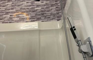 Cozy Stay with Pool Relax with Easy Access to Highway - Foto 11