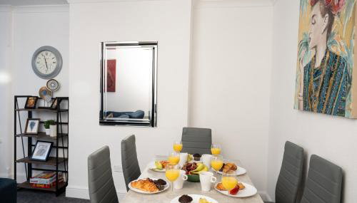 Modern 4BR House, Sleeps 7, High-Speed Wi-Fi, Extended Stays - Foto 3