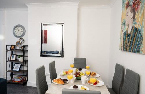 Stylish 4BR House, Sleeps 7, High-Speed Wi-Fi, Long Stay Friendly - Foto 3