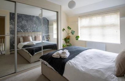 Impressive 4 Bed House Sleeps 8 - Private Parking Fast Wi-Fi Netflix & Foosball, Business Insurance and Leisure Travellers Welcome - Foto 16