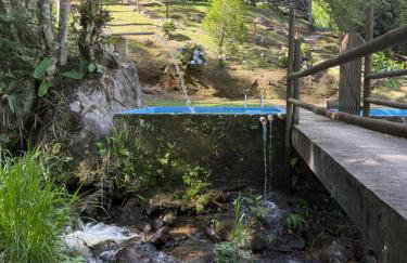 Casa com rio privado passando na frente e cercada por belas montanhas e piscina natural Estrada pavimentada até o estacionamento - Foto 23