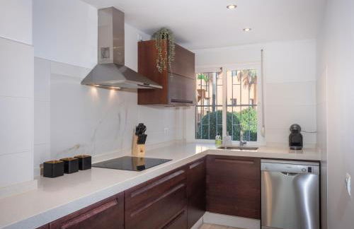 Family Fairways I Spacious 4-Bedroom Townhouse Near Beach & Golf, Estepona - Photo 13