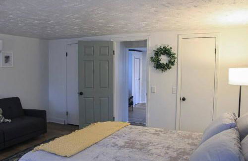 New 1-bedroom Bungalow! 4 miles to CLE - Foto 9