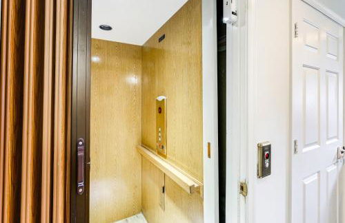Elevator In-Unit 3-Story Condo Only 14 Mi to DC! - Foto 22