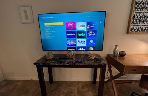 King bed first floor Mid City with Parking - Foto 7