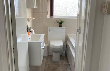 Spacious 2 Bed Village Flat sleeps 4/6 - Photo 16