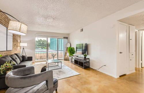 Your 2B Getaway - Walk Dtwn - Sleeps 6 - Pool and Prkg - Foto 9