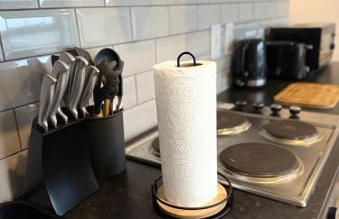 Luxury Super-King Bed Flat in Town Centre - Photo 11