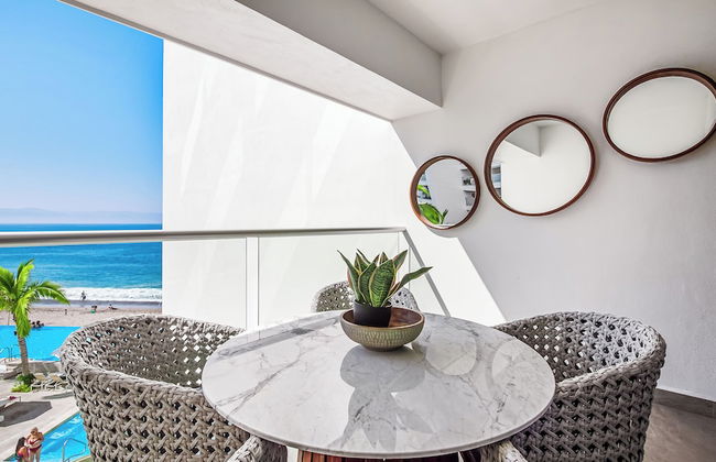 Oceanfront 1BR with Balcony & Pool - Foto 16