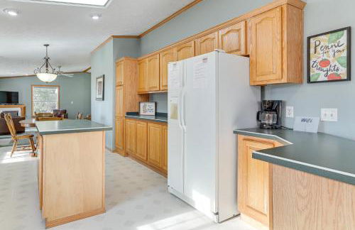 8 Mi to Dtwn Rochester Peaceful Home with Deck! - Foto 11