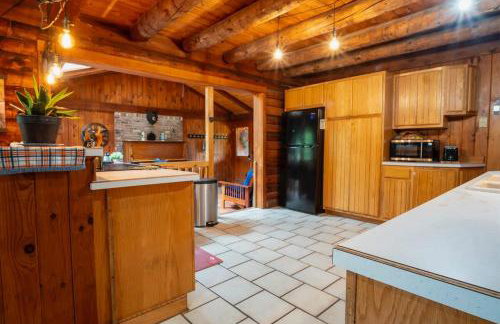 Cozy Log Cabin- W Fireplace - Foto 15