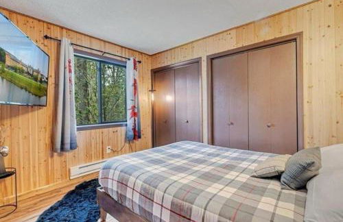 Cabin Retreat with Hot Tub - Foto 13