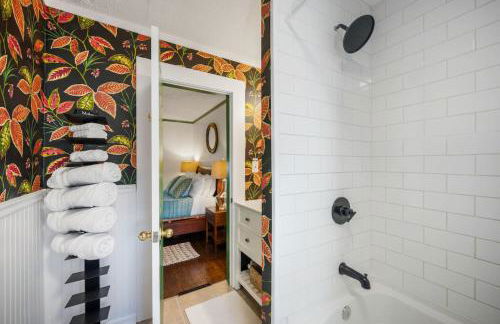 Quaint Cottage in heart of LYH - POOL with HOT TUB! - Foto 36