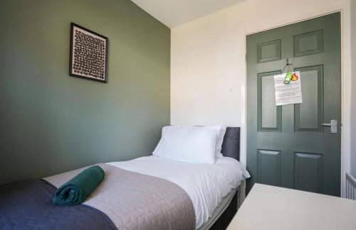 Stupton House, Large 3 Bed House that Sleeps 8 with Full Size Pool Table & FREE Parking - Hosted by Stay Host Save - Foto 50