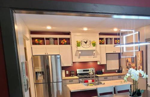 King Bed In Main Floor - Downtown Vacation Rental - Foto 9