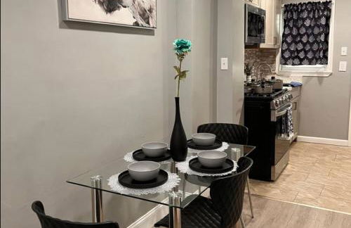 Cozy Modern Home with Large Fenced in Backyard - Foto 18