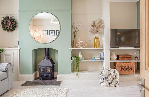 Stunning Townhouse with Large Garden - Sleeps 8! - Photo 74