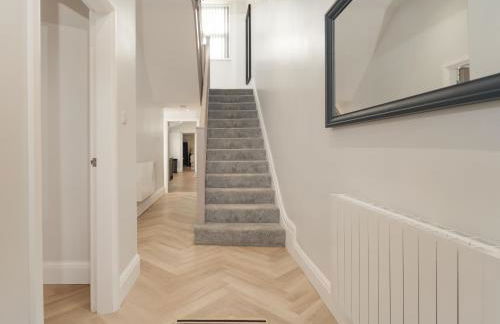 Dwell Living Luxurious 5BD House Central - Foto 9