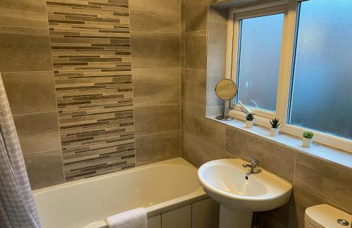 Overhill 3 bedroom flat 5 beds, free parking, ideal for Contractors - Foto 4