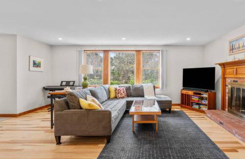 Lovely House 5 Min to Beach with Deck Grill and Garage - Foto 2