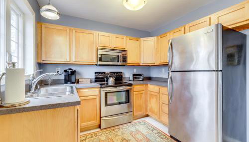 Walk to Eastern Point Beach Apt with Water View! - Foto 3