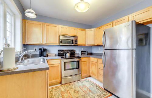 Walk to Eastern Point Beach Apt with Water View! - Foto 3