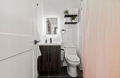 Charming LUXE 1BR, Free Parking, Kitchen and Laundry - Foto 32