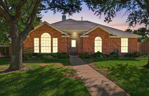 4-BD 2-BA with Backyard Pool Retreat + Game Room - Foto 46