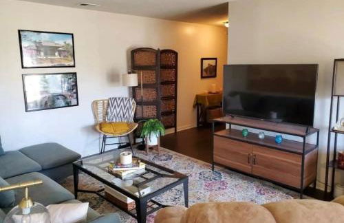 The Redhawk Hideaway: Charming 2BR Condo near Miami Univ in Oxford! Book now! - Foto 1